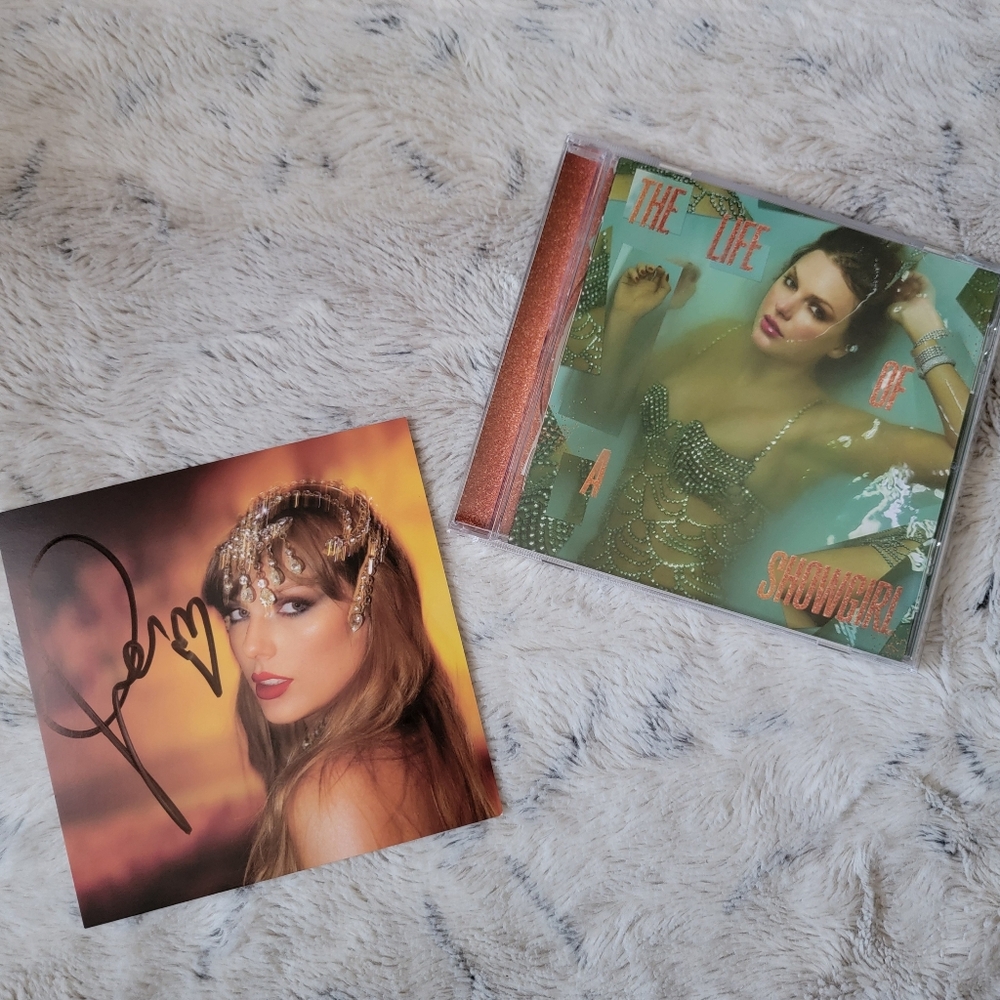Taylor Swift The Life of a Showgirl CD & Hand Signed Photo 1